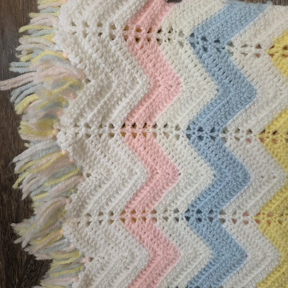 Handmade Baby Blanket Crochet Chevron Design White Blue Pink‎ Yellow 44